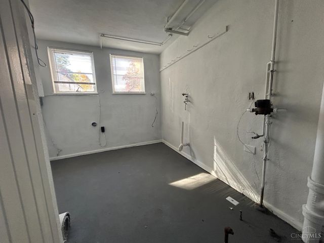 6 Chalmers Court, Greenhills, OH 45218