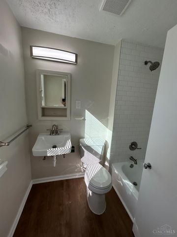 6 Chalmers Court, Greenhills, OH 45218