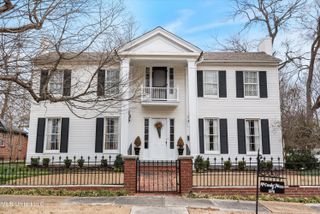 340 E College Avenue, Holly Springs, MS 38635