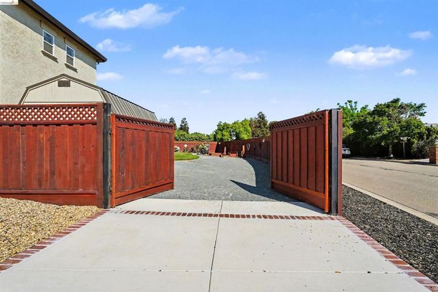 2752 Placer Dr, Oakley, CA 94561