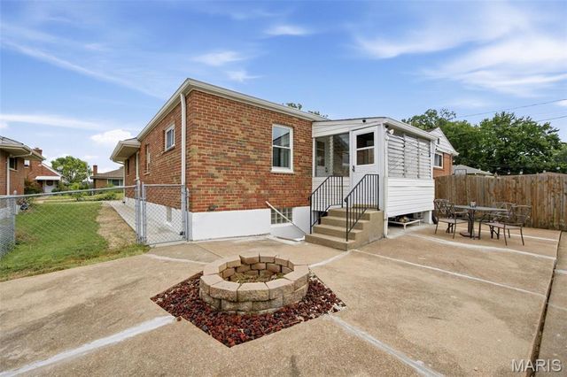 5562 Lindenwood Avenue, St Louis, MO 63109