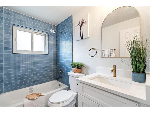 1221 Eagle St, Aurora, CO 80011