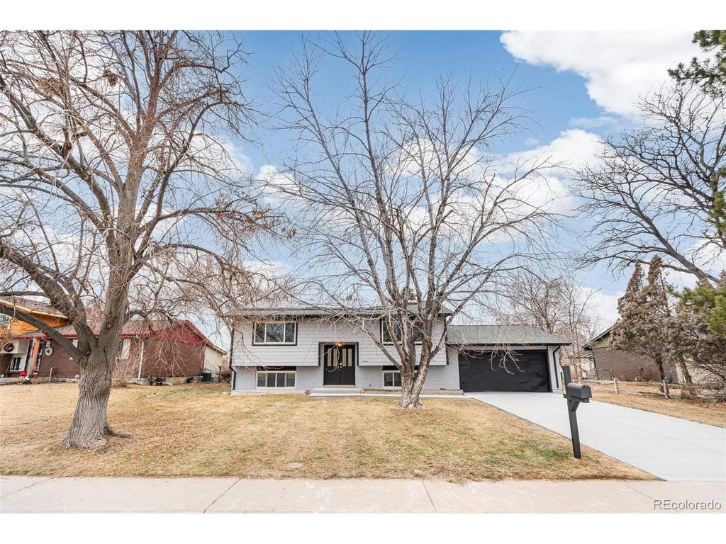 1221 Eagle St, Aurora, CO 80011