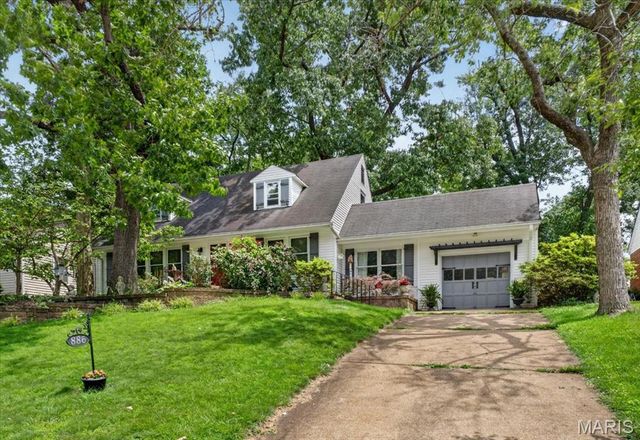 886 Woodbine Drive, St Louis, MO 63126