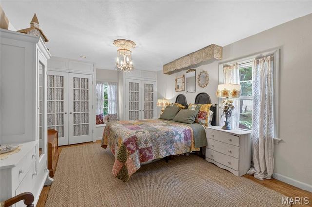 886 Woodbine Drive, St Louis, MO 63126