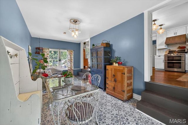 886 Woodbine Drive, St Louis, MO 63126