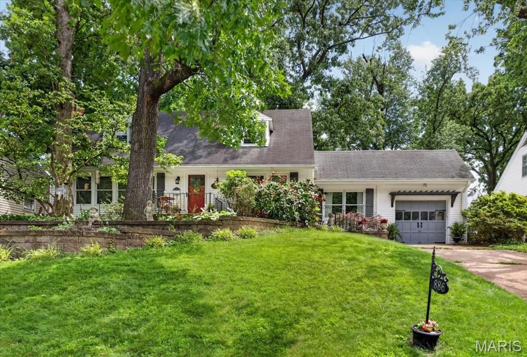 886 Woodbine Drive, St Louis, MO 63126