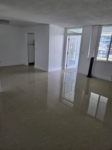 104 Paradise Harbour Boulevard 114, North Palm Beach, FL 33408