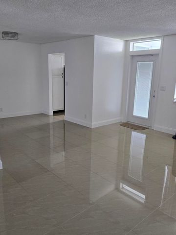 104 Paradise Harbour Boulevard 114, North Palm Beach, FL 33408