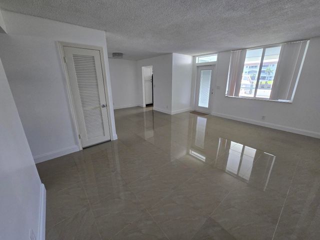 104 Paradise Harbour Boulevard 114, North Palm Beach, FL 33408