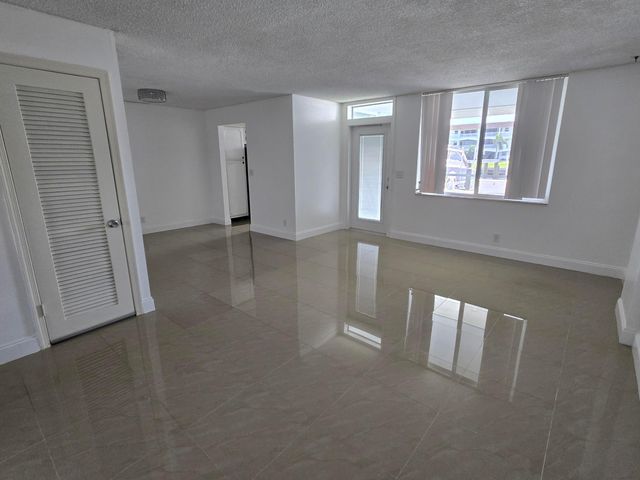 104 Paradise Harbour Boulevard 114, North Palm Beach, FL 33408
