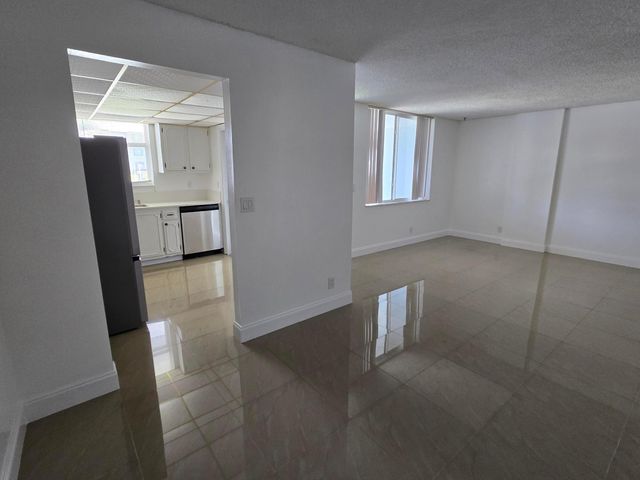 104 Paradise Harbour Boulevard 114, North Palm Beach, FL 33408