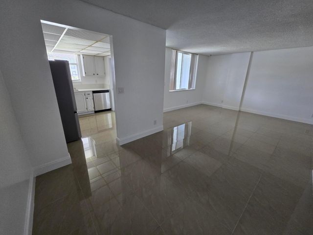 104 Paradise Harbour Boulevard 114, North Palm Beach, FL 33408