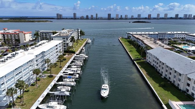 104 Paradise Harbour Boulevard 114, North Palm Beach, FL 33408