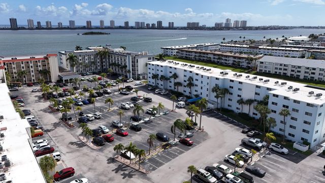 104 Paradise Harbour Boulevard 114, North Palm Beach, FL 33408