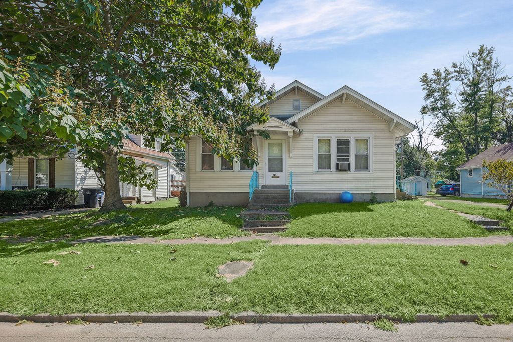Image 1 of property listing at 125 W Warmouth Street, Salem, IL 62881
