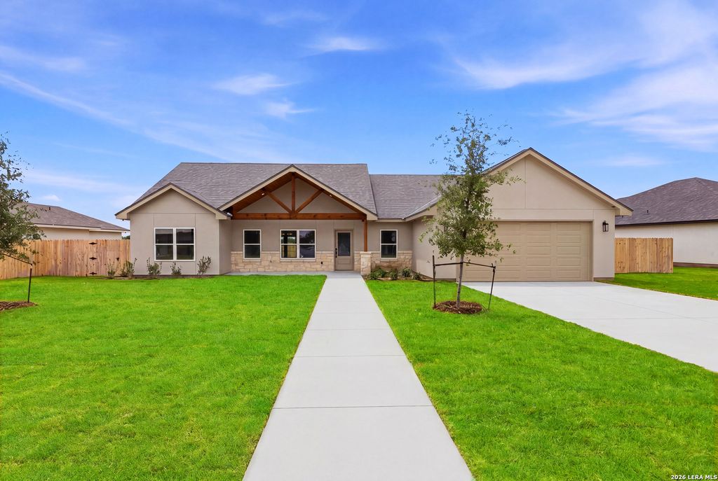 617 34th Street, Hondo, TX 78861
