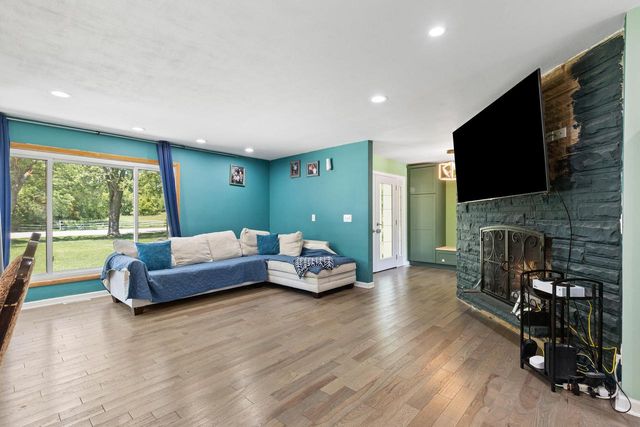 3290 S Johnson ROAD, New Berlin, WI 53146