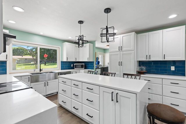 3290 S Johnson ROAD, New Berlin, WI 53146