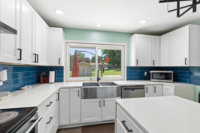 3290 S Johnson ROAD, New Berlin, WI 53146