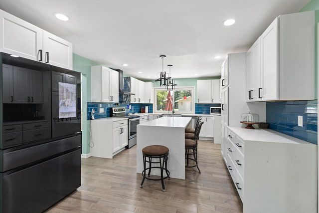 3290 S Johnson ROAD, New Berlin, WI 53146