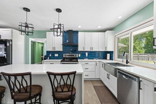 3290 S Johnson ROAD, New Berlin, WI 53146