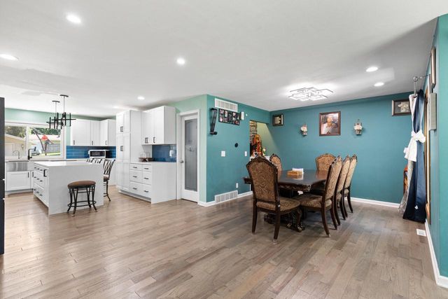 3290 S Johnson ROAD, New Berlin, WI 53146