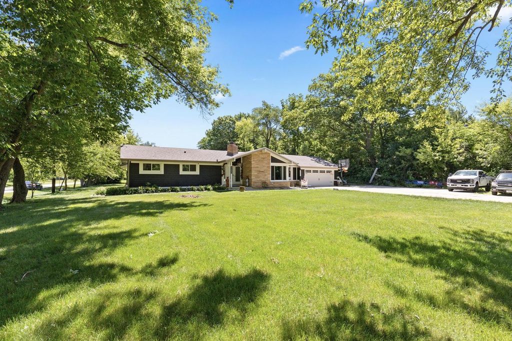 3290 S Johnson ROAD, New Berlin, WI 53146