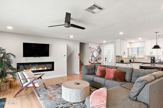 8602 E MITCHELL Drive, Scottsdale, AZ 85251