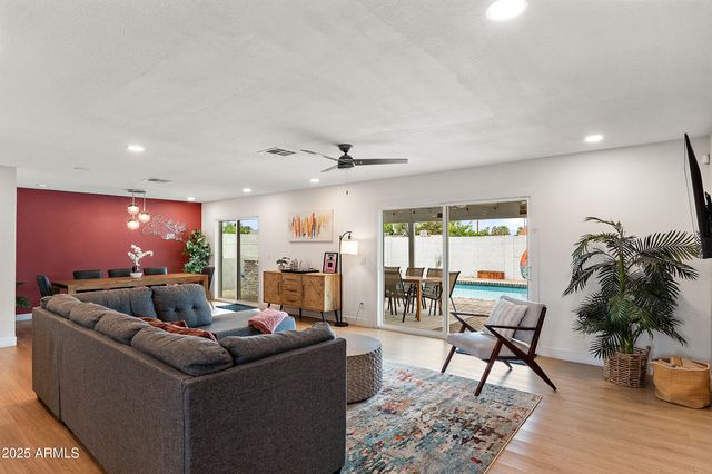 8602 E MITCHELL Drive, Scottsdale, AZ 85251