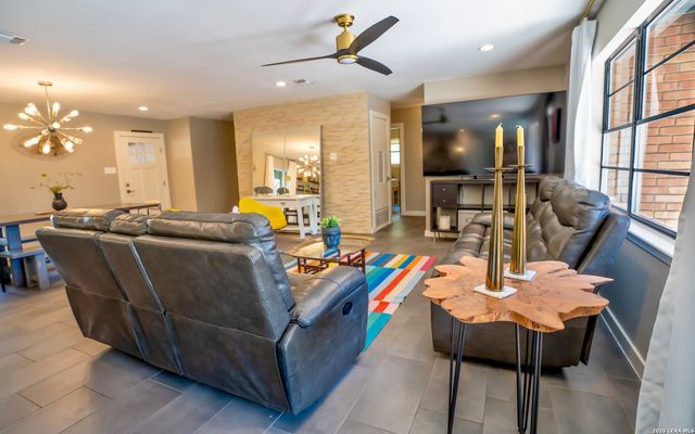 9117 Oak Downs, San Antonio, TX 78230