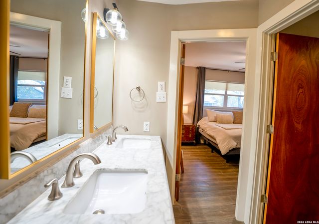 9117 Oak Downs, San Antonio, TX 78230