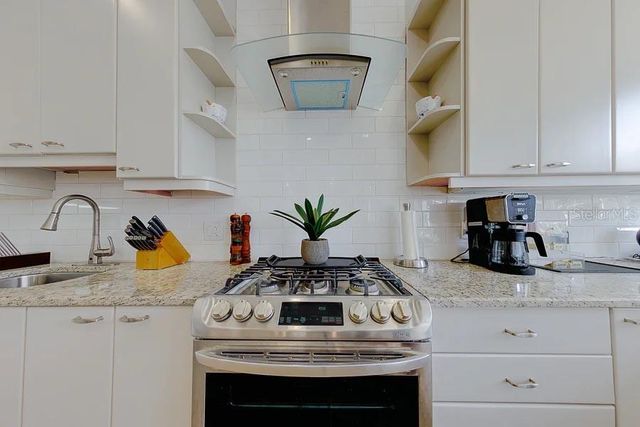 2106 PELICAN COURT, Tarpon Springs, FL 34689
