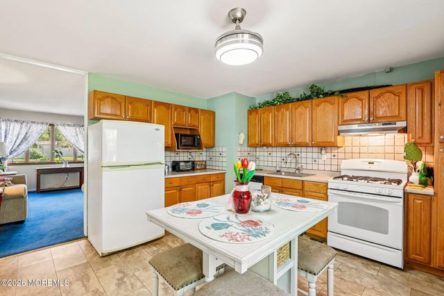 5 Farmdale Road, Hazlet, NJ 07730