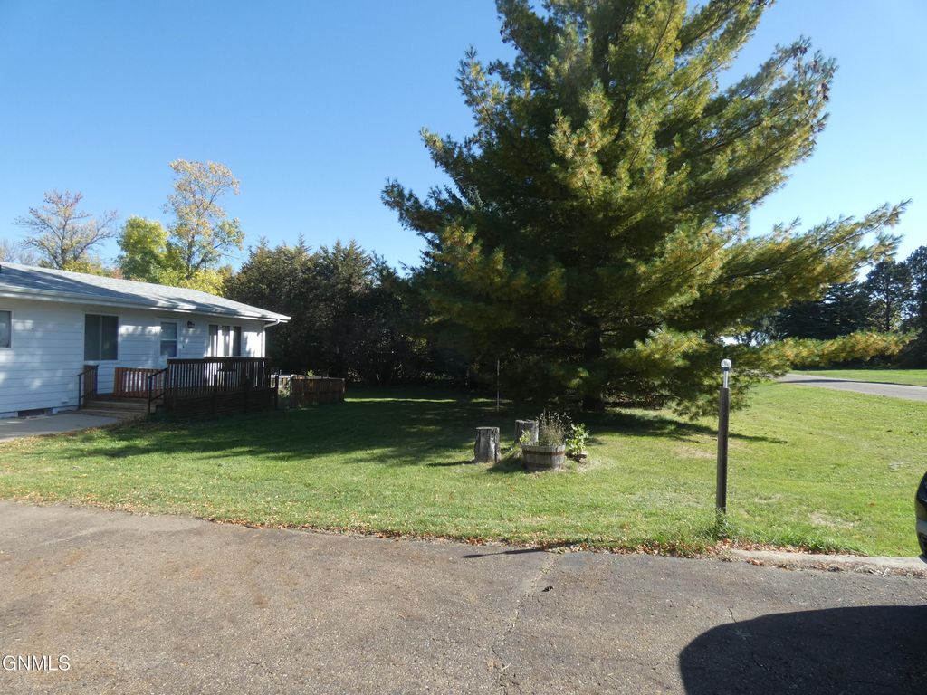 5312 Meadowlark Lane, Bismarck, ND 58501 photo 2