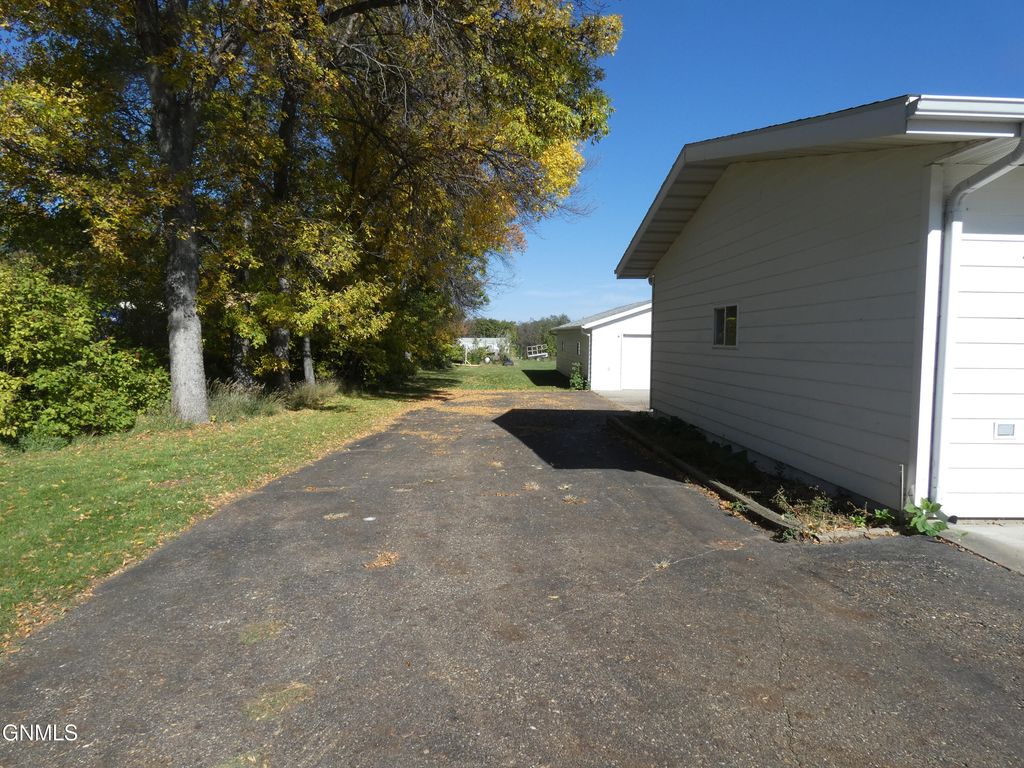 5312 Meadowlark Lane, Bismarck, ND 58501 photo 3
