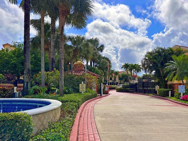 800 Uno Lago Drive 104, Juno Beach, FL 33408