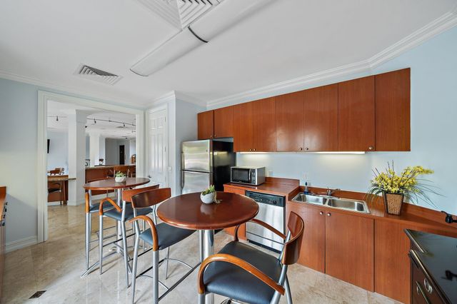 800 Uno Lago Drive 104, Juno Beach, FL 33408