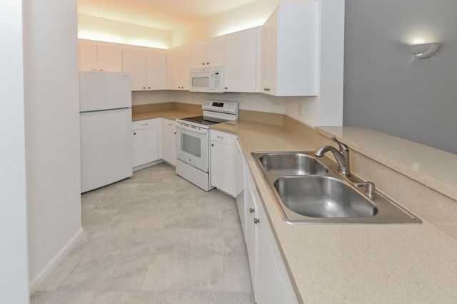 800 Uno Lago Drive 104, Juno Beach, FL 33408