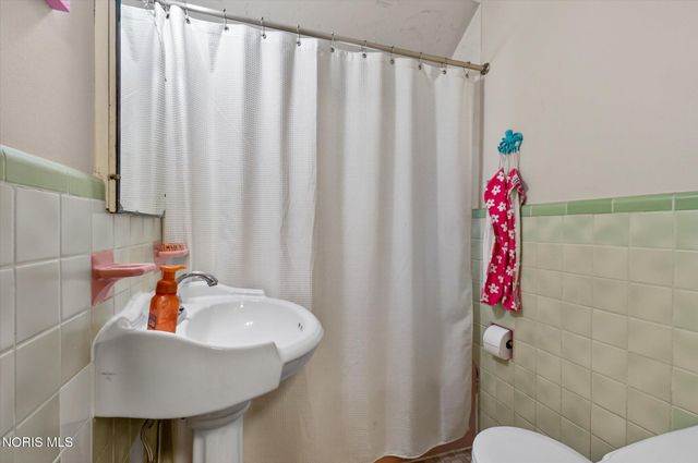 3405 Pelham Road, Ottawa Hills, OH 43606