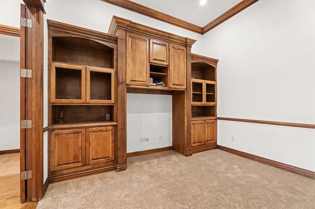 1109 N Edinburrough Way, Mustang, OK 73064