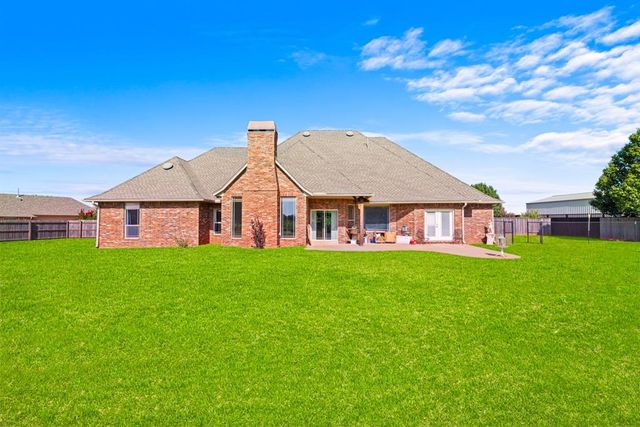 1109 N Edinburrough Way, Mustang, OK 73064