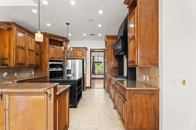 1109 N Edinburrough Way, Mustang, OK 73064