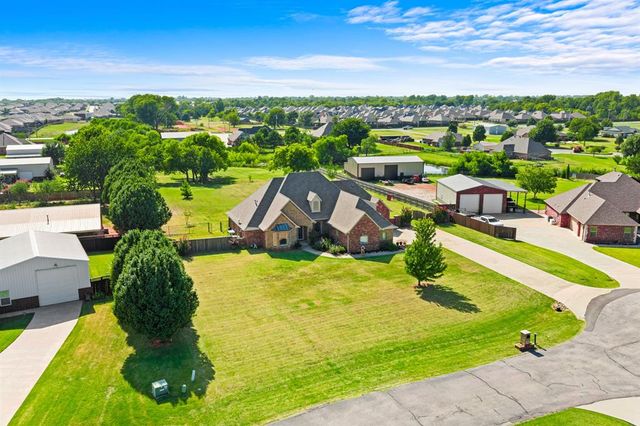 1109 N Edinburrough Way, Mustang, OK 73064
