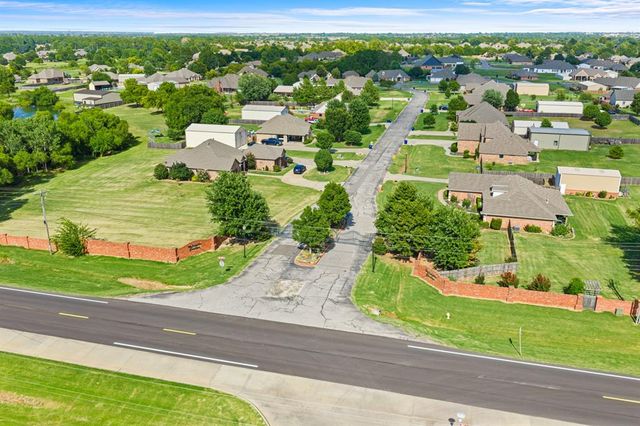 1109 N Edinburrough Way, Mustang, OK 73064