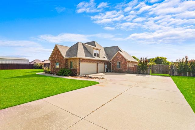 1109 N Edinburrough Way, Mustang, OK 73064