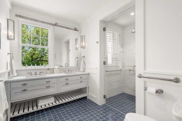 150 East Chop Dr, Oak Bluffs, MA 02557