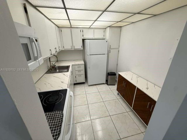 3701 N Country Club Dr 2204, Aventura, FL 33180