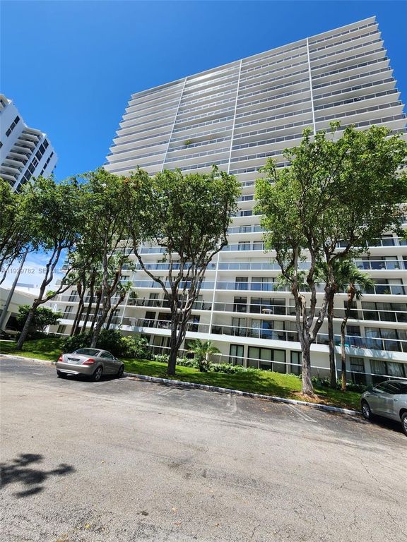 3701 N Country Club Dr 2204, Aventura, FL 33180