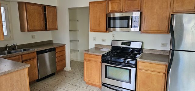 833 Village Quarter Road TH-C, West Dundee, IL 60118